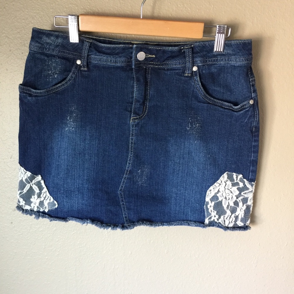 Denim skirt with lace details.